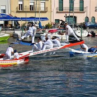 Barques rivales et « chevaliers » perchés sur les tintaines, spectacle estival sur le port.